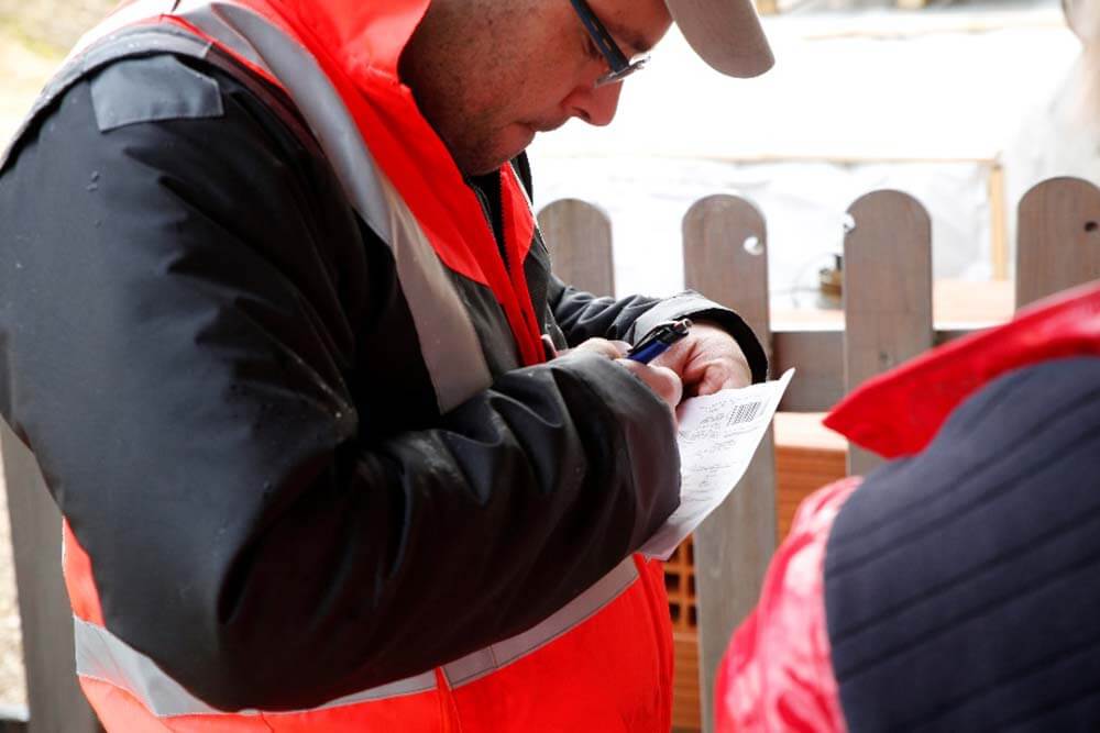 En cas d’avarie à la marchandise, le chauffeur et le client doivent noter des réserves détaillée et motivée sur le bon de livraison.