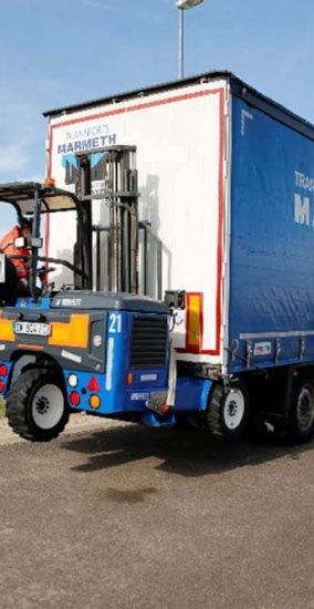 Le camion est équipé d’un chariot élévateur tout terrain pour faire le déchargement des palettes.