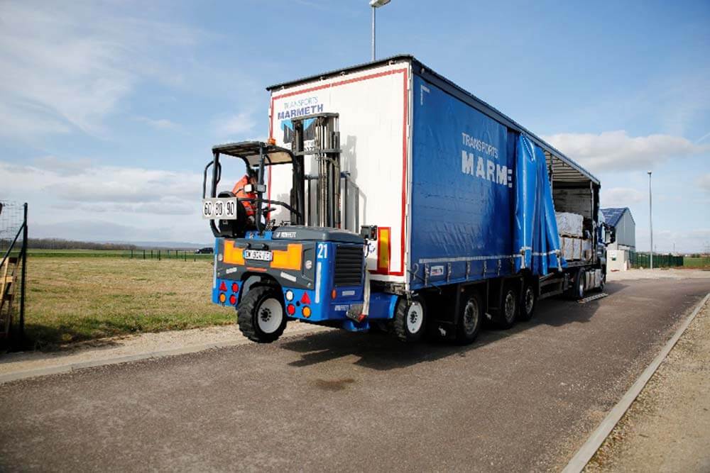 Le camion est équipé d’un chariot élévateur tout terrain pour faire le déchargement des palettes.